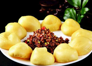 金黄窝头配香辣蘸料