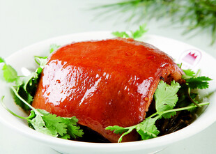 美味红烧肘子配新鲜蔬菜
