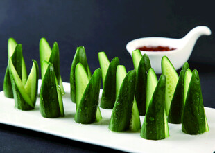 创意黄瓜摆盘配蘸料
