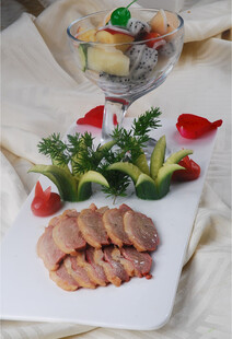 精致摆盘的肉类与蔬果