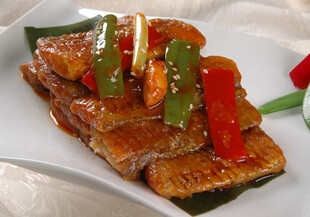 红烧带鱼配彩椒