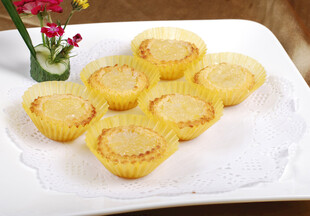 美味蛋挞摆放在白色盘上