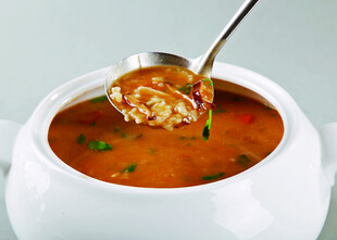 美味番茄浓汤舀起瞬间