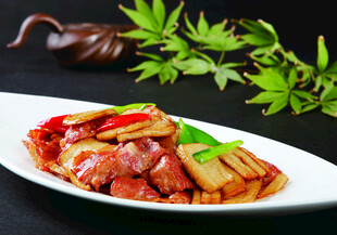 美味五花肉炒笋