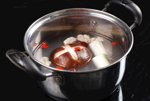 锅中食材炖煮画面