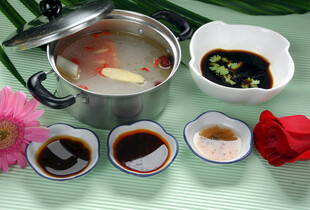 火锅食材与蘸料组合