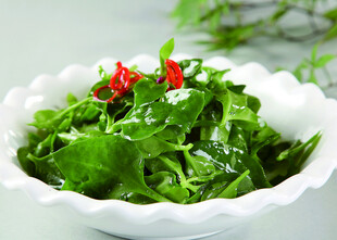 白碗中的嫩绿青菜