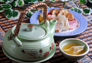 中式茶具与美味点心