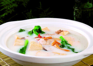 营养美味蔬菜海鲜豆腐汤