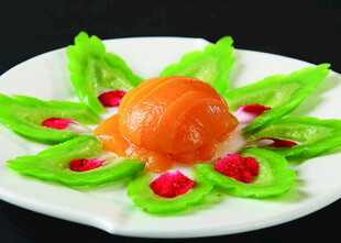 绿叶环绕的精致橙色美食