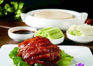 美味烤鸭搭配特色汤品