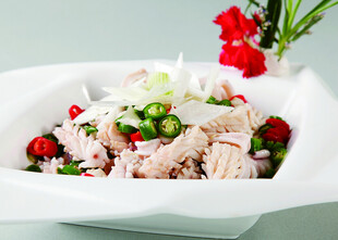 美味海鲜沙拉摆盘精致