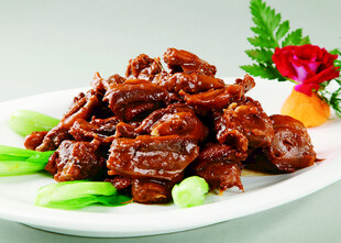 美味红烧鸭肉摆盘精致