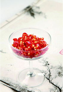 高脚杯中的鲜红小果实