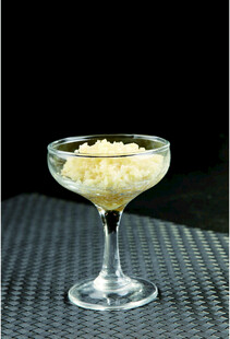 高脚杯中的白色颗粒美食