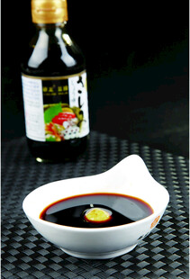 酱油调味瓶与蘸料碗