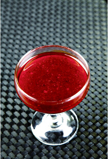 红色饮品装于高脚杯中