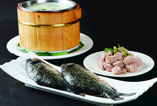 清蒸鱼与新鲜配料组合