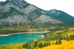 秋日山间的碧绿湖泊