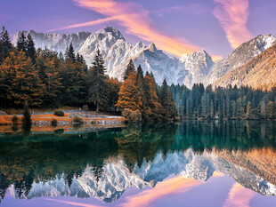 湖畔山林绝美自然风光