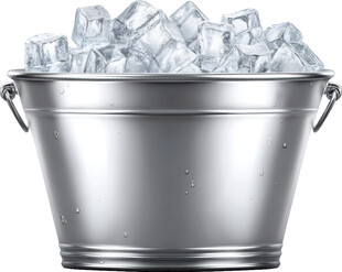 金属桶内装满晶莹冰块