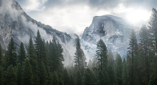 山林间云雾缭绕的壮丽山峰
