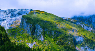 高山绿野间的壮丽景致