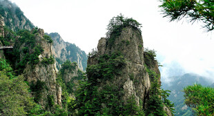 奇峰峻岭间的自然美景