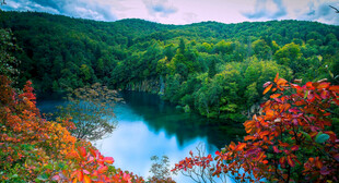 山林湖畔的绚烂秋日风光