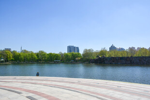 湖畔开阔景致