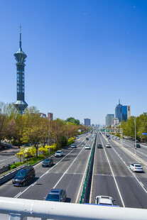 城市公路与远处高塔景观