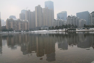 城市湖畔高楼倒影美景