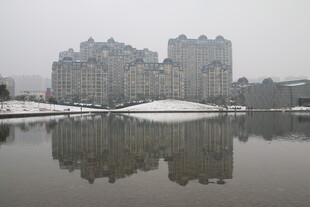 冬日湖畔建筑倒影景观