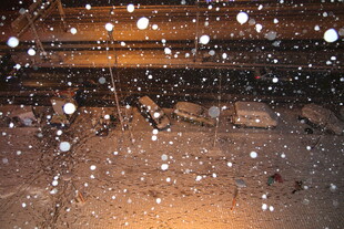 雪夜中的城市街道景象