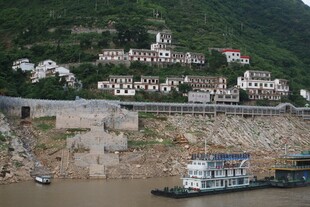 江边依山建筑群与船只