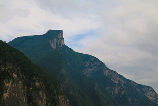 巍峨青山云雾缭绕