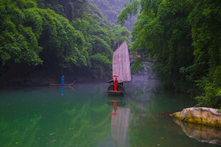 青山绿水间的泛舟美景