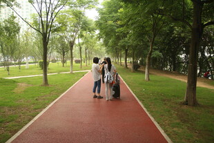 公园红道上的漫步行人