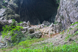 山间洞穴入口 绿植环绕