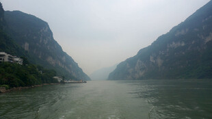 壮丽峡谷江景