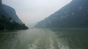 壮丽江景与两岸巍峨山峦