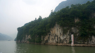 江边青山绿水风景图