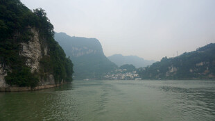 山水相依的秀丽江景