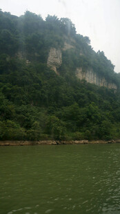 青山绿水间的宁静河岸