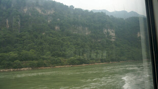 青山绿水间的河流风光