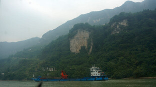 江上船只与青山景色