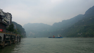 江边山水景 船只静泊