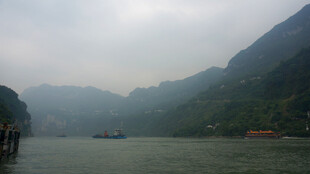 江上青山景 朦胧诗意浓