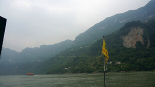 江上风光 山间旗帜飘扬