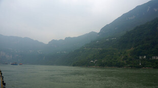 山水相依的静谧江景
